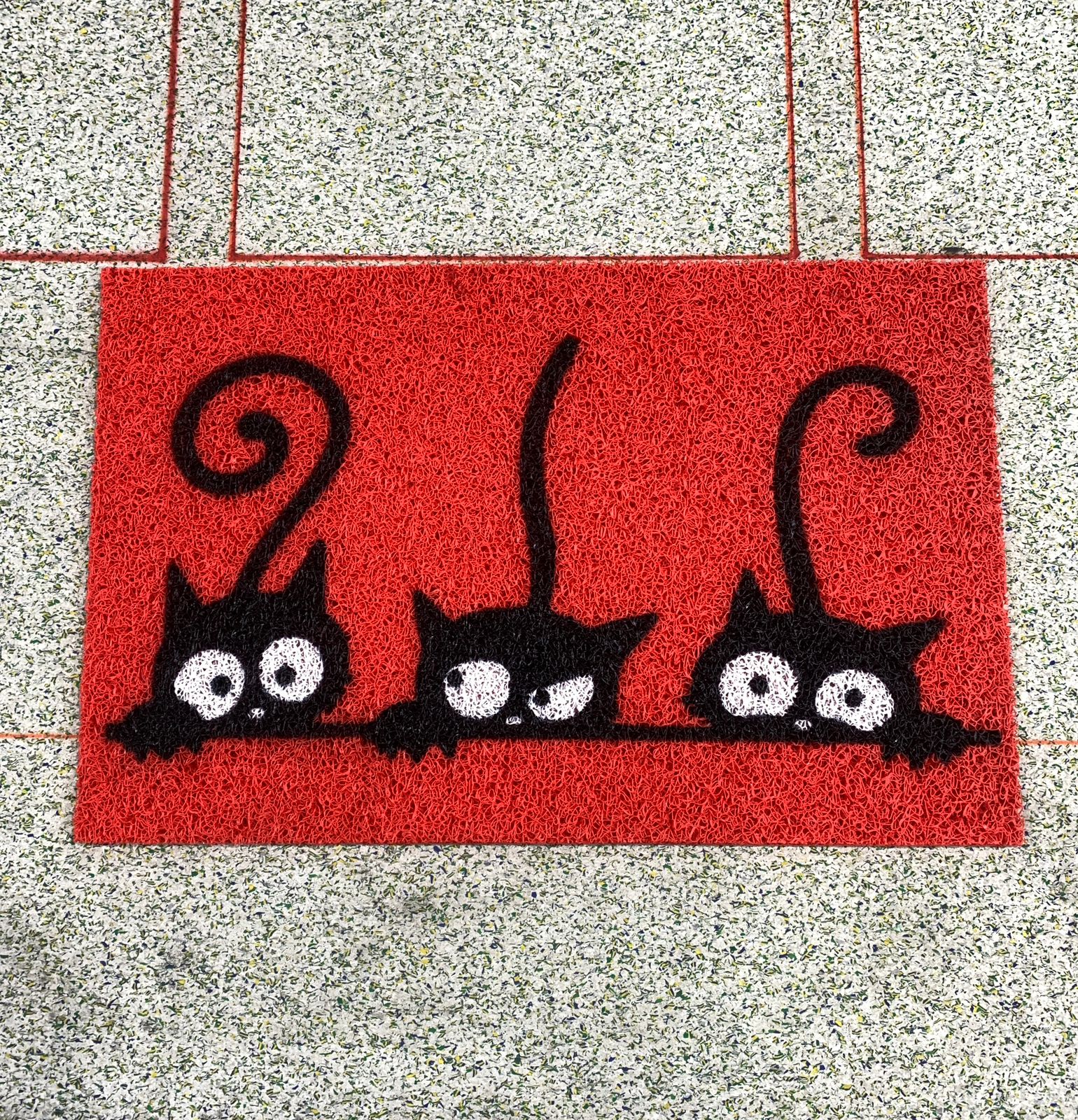 Capacho Divertido — Trio de gatinhos curiosos