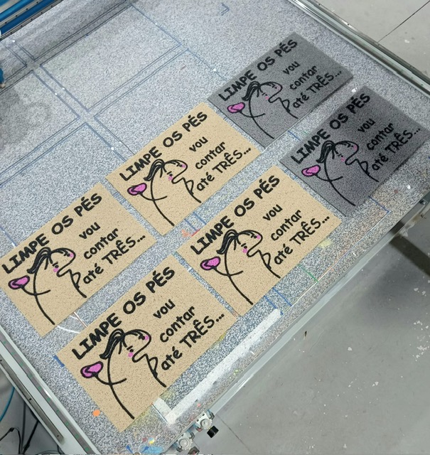 Capacho Divertido — Limpe os pés, vou contar até três...